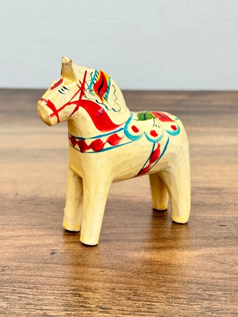 VINTAGE Traditional Hand-Carved Swedish Wooden Dala Horse Ivory Figurine READ